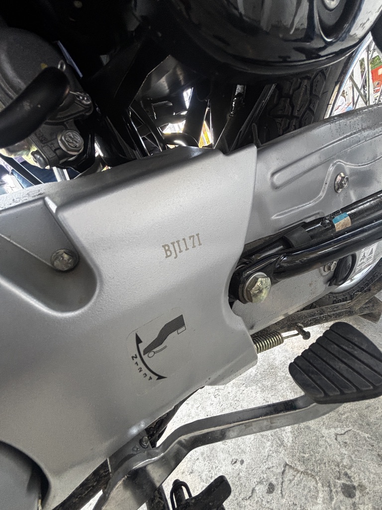 Marcacion laser profunda con codigo grabado en pieza de motocicleta